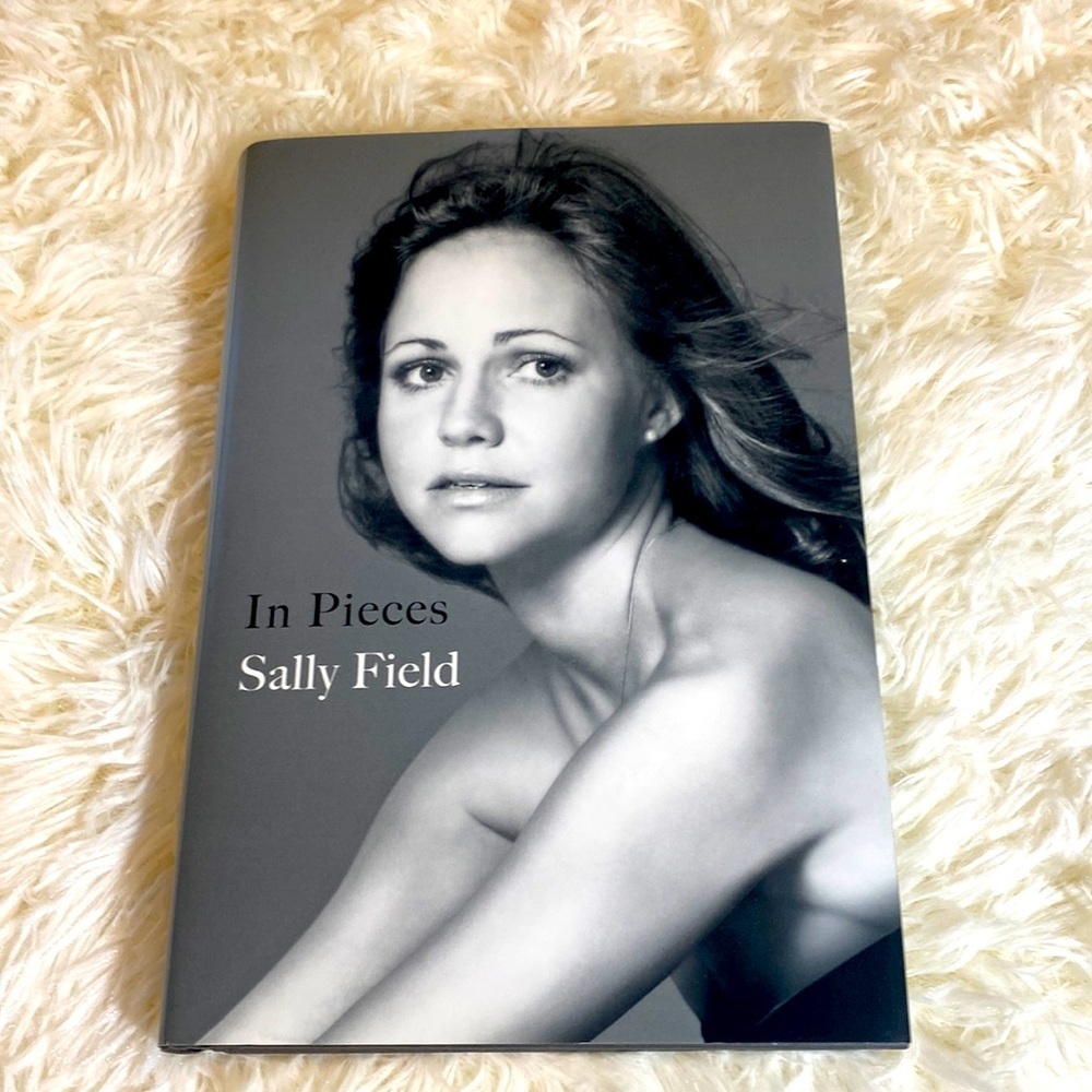 IN PIECES SALLY FIELD AUTOBIOGRAPHY HARD BACK EXCELLENT CONDITION EUC